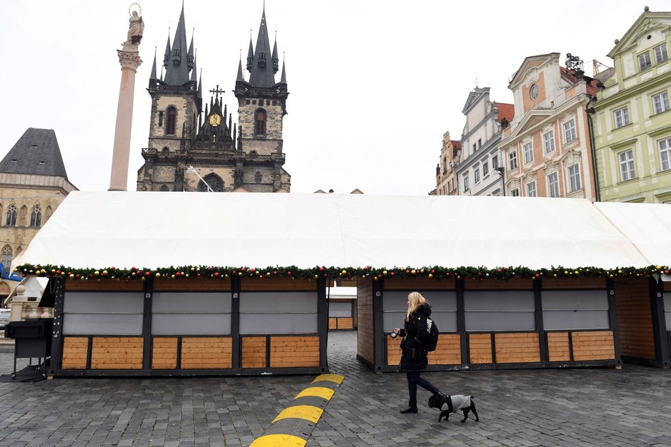 Zavřené stánky na Staroměstském náměstí v Praze.