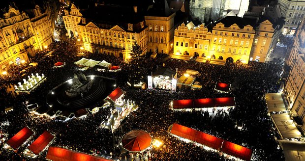 Vánončí trhy na pražském Staroměstském náměstí lákají o svátcích do metropole tisíce turistů