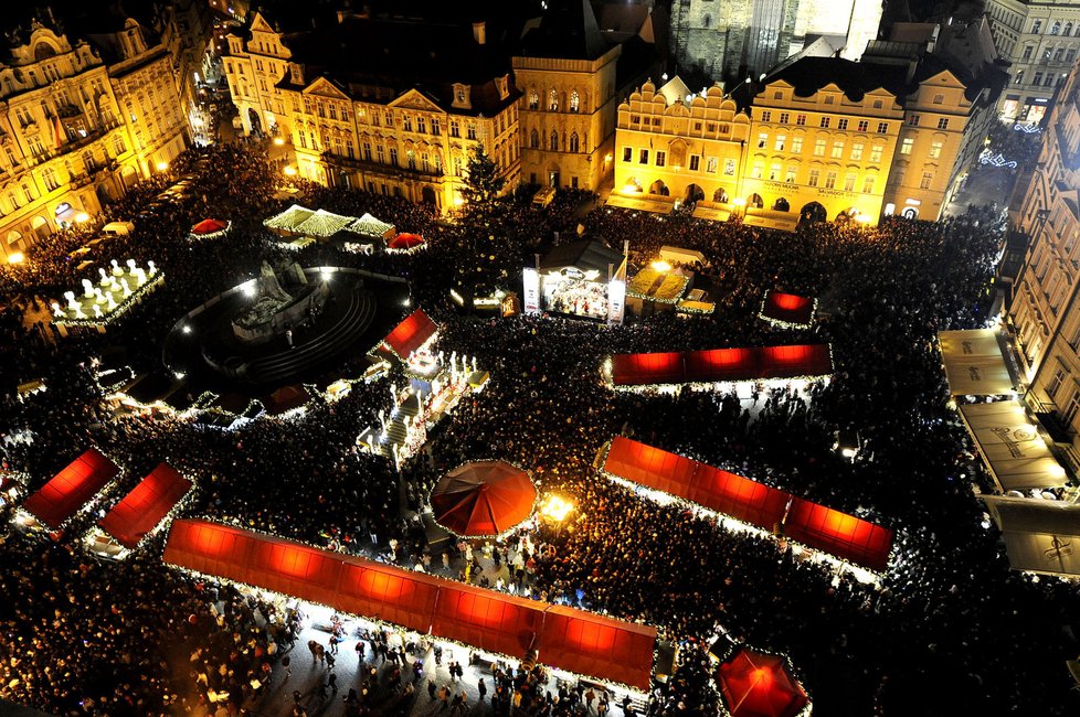 Vánončí trhy na pražském Staroměstském náměstí lákají o svátcích do metropole tisíce turistů.