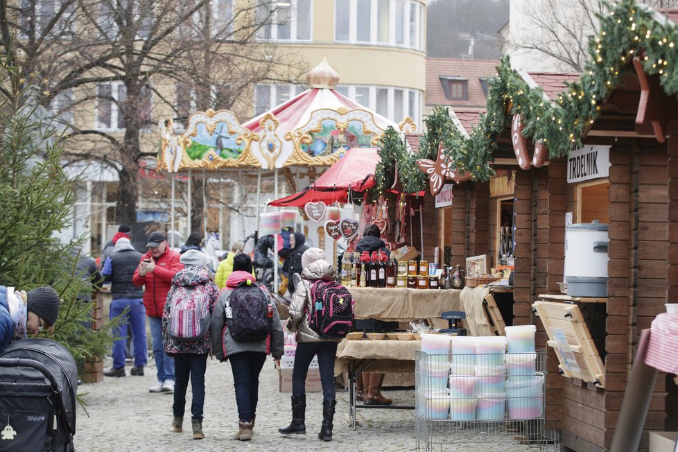 Obchody jsou před Vánocemi plné tématických propriet a pouštějí koledy. Často příliš brzo