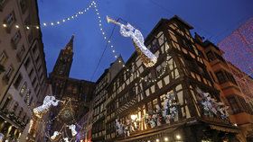 Obavy z teroru: Vánoční trhy ve Štrasburku jsou pod dohledem policie i armády.