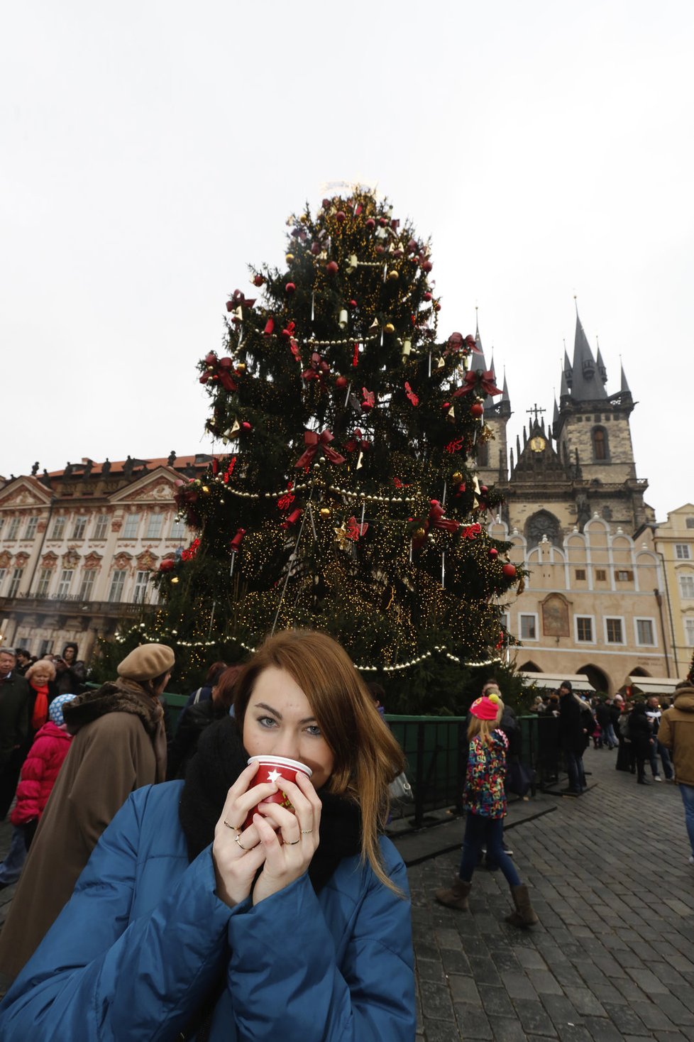 Lidé vyrazili mezi stánky provoněné svařeným vínem