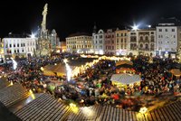 Adventní čas začíná, jarmarky a trhy se otevírají: Města rozsvítí vánoční stromy!