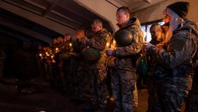 Ukrajinští vojáci nedaleko fronty slaví Vánoce (24.12.2023).