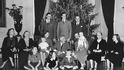 Prezident Roosvelt s rodinou, 1939. Roosvelt vždy rozsvěcoval stromeček skutečnými svíčkami