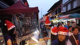 Vánoce v Malajsii: I  tady se svátky nesou ve znamení shánění dárků, slev a nákupní horečky.