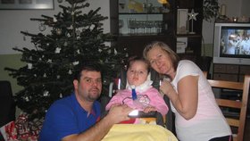 Vanesska, která se podruhé narodila, se starostlivými rodiči o loňských Vánocích.