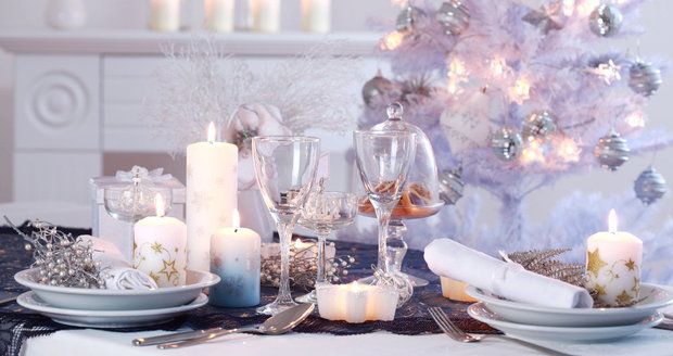 Barvou letošních Vánoc je bílá a fialová, vedle ale nešlápnete ani s přírodními dekoracemi.