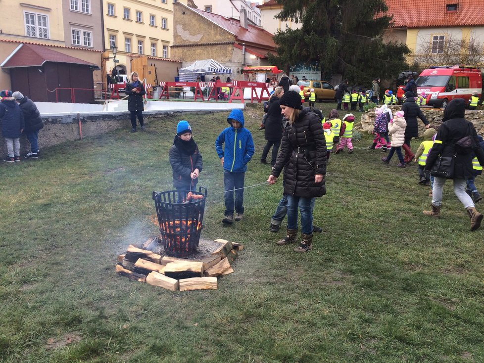 Pod odborným dohledem hasičů si na zahradě můžete také v prosinci opékat špekáčky.