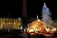 Vánoční strom svítí už i ve Vatikánu. Papež si rýpl do konzumních a komerčních Vánoc