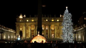 Ve Vatikánu rozsvítili vánoční strom a odhalili betlém (3. 12. 2022).