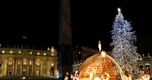 Vánoční strom svítí už i ve Vatikánu. Papež si rýpl do konzumních a komerčních Vánoc