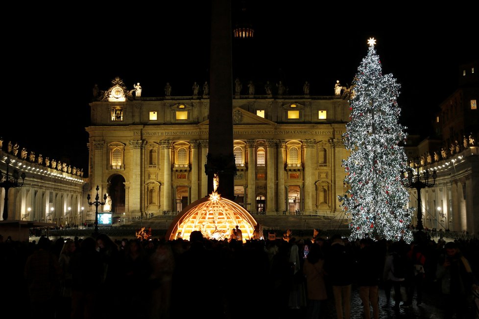 Ve Vatikánu rozsvítili vánoční strom a odhalili betlém  (3.12.2022)