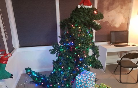 Dlouhý ocas, pára a ostré zuby! To je ten nejoriginálnější vánoční strom všech dob 