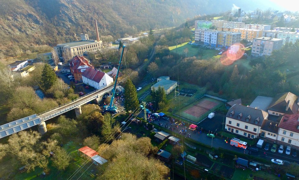 Průběh kácení vánočního stromu pro Staroměstské náměstí v Roztokách u Křivoklátu.