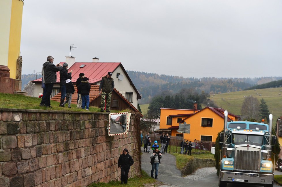 Vesnice Pecka v Podkrkonoší se loučí s vánočním stromem pro Prahu.