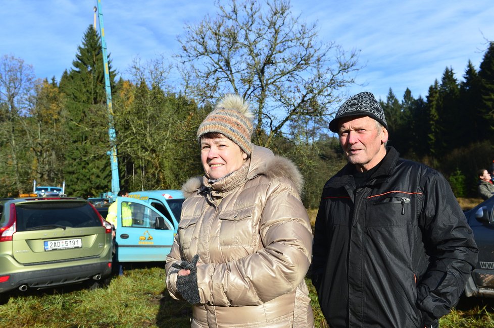 Manželé Herbrychovi u kácení vánočního stromu pro Prahu