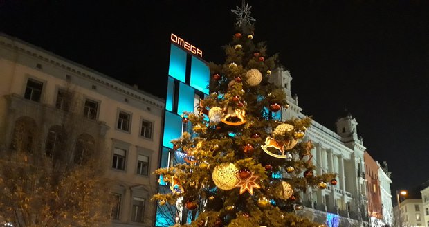 Vánoční Brno láká i bez trhů: Dva ozdobené stromy, unikátní svítící hvězda a retro tramvaj.