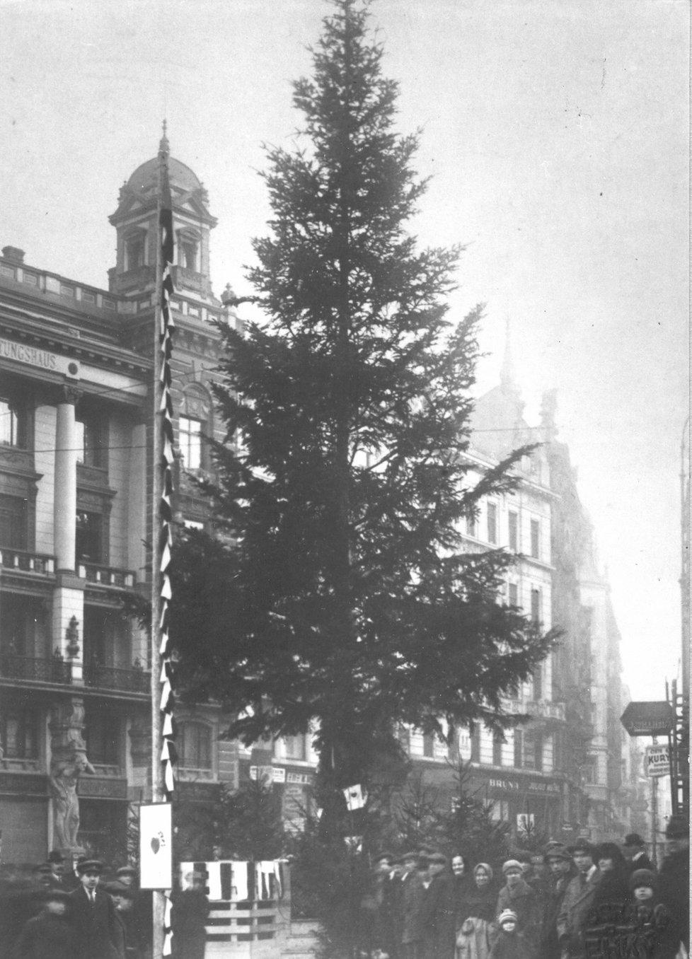 Stavění stromu v Brně v roce 1924.