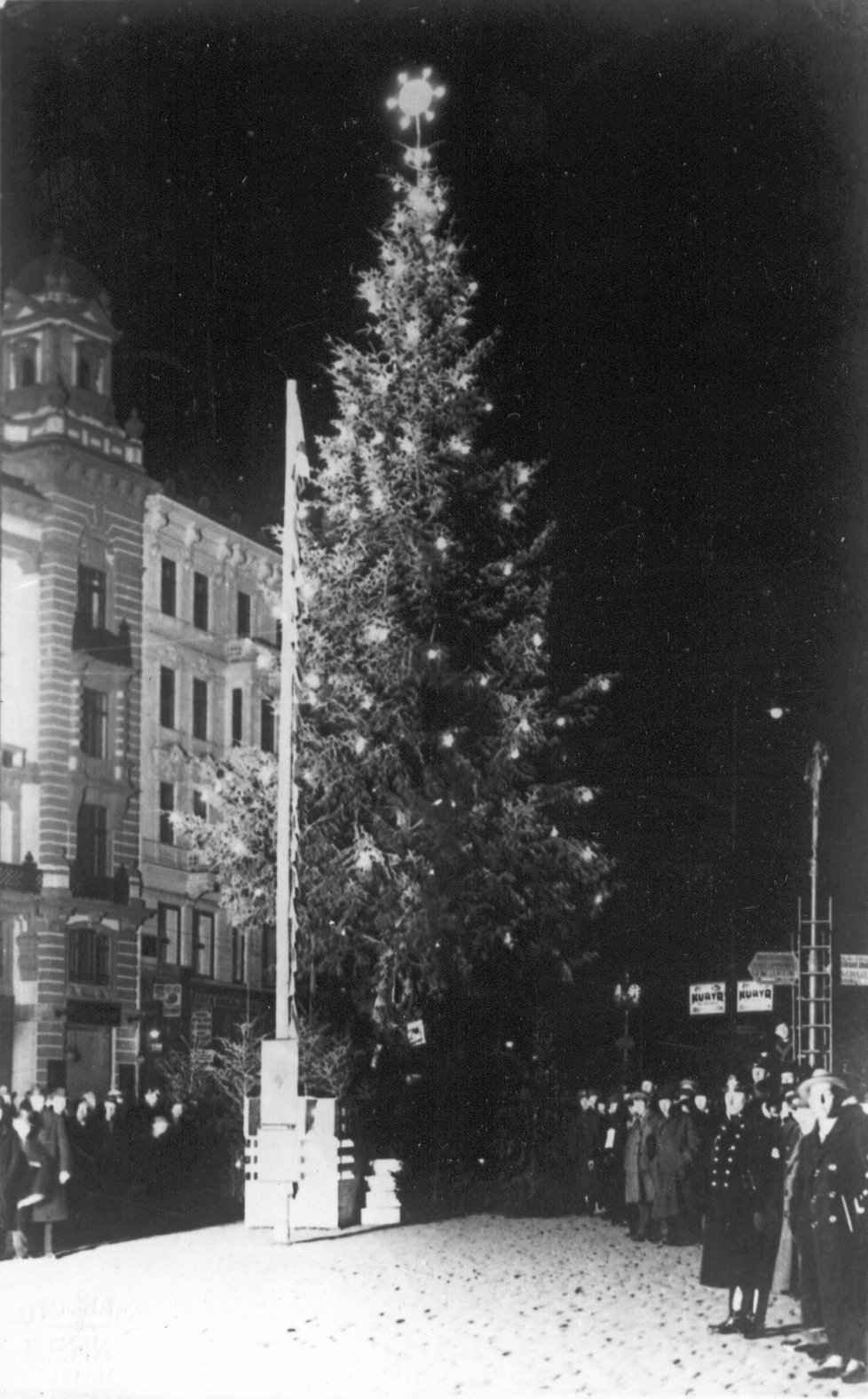 Osvětlený stromek v roce 1924 v Brně.