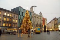 Brno už rozsvítilo vánoční stromky: Kvůli koronaviru bez pompy a diváků