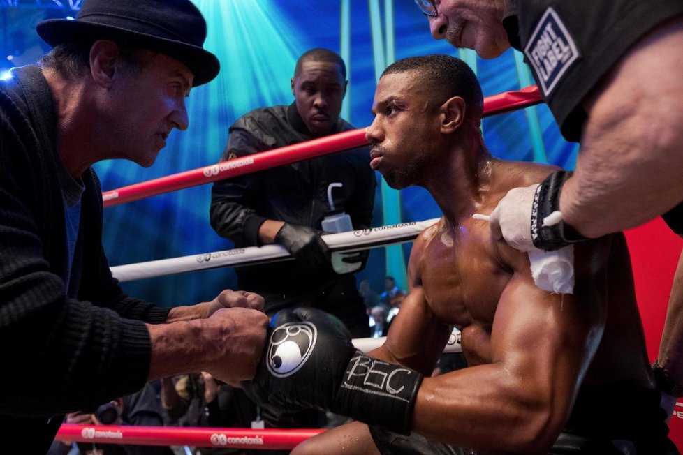 Creed II.: Adonis Creed (Michael B. Jordan) bojuje se životem i sám se sebou. Snaží se ze všech sil, aby se věnoval svým nejbližším a zároveň nezanedbával přípravu na důležitý souboj v ringu. Čeká ho silný soupeř, jehož jméno se navíc spojuje s dávným neštěstím v jeho rodině... • Česká premiéra: 22. 11. 2018, Forum Film CZ.