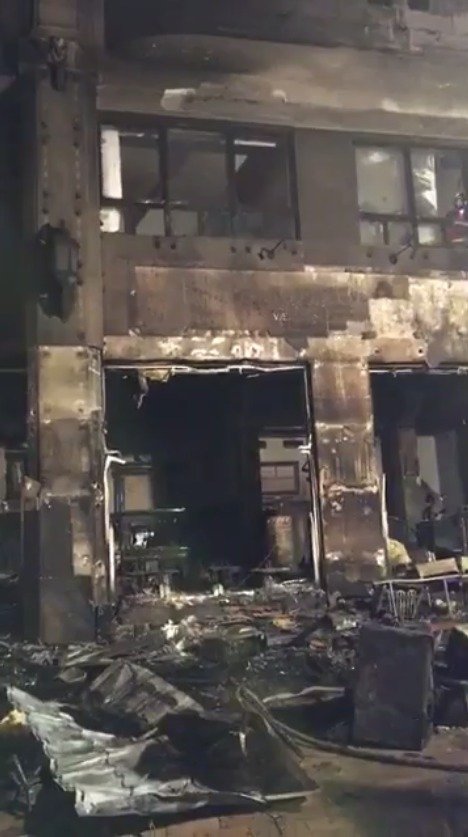 Panika na vánočních trzích: Výbuch propan-butanové lahve způsobil obří požár, historická budova lehla popelem!