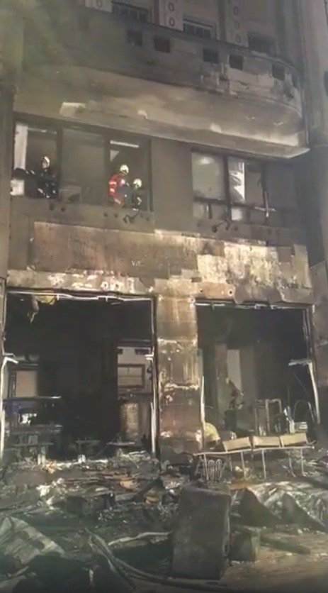 Panika na vánočních trzích: Výbuch propan-butanové lahve způsobil obří požár, historická budova lehla popelem!