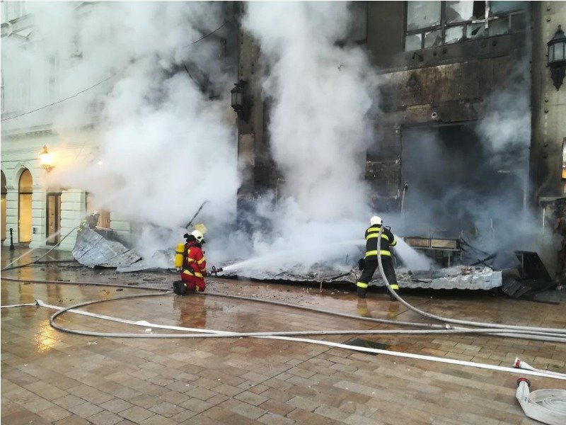 Panika vypukla na vánočních trzích v Bratislavě. Ve stánku vybuchla propan-butanová lahev a požár se rozšířil až na vedlejší budovu.