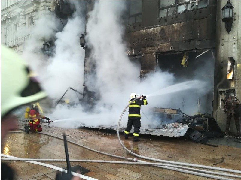 Panika vypukla na vánočních trzích v Bratislavě. Ve stánku vybuchla propan-butanová lahev a požár se rozšířil až na vedlejší budovu.