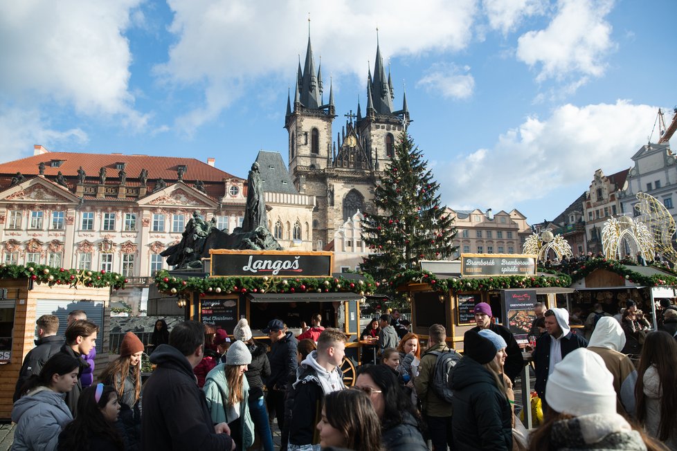 První adventní víkend vzali Pražané vánoční trhy útokem. Takto to vypadalo poslední listopadovou sobotu na Staroměstském náměstí. (26. listopad)