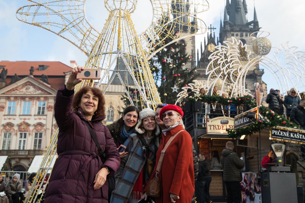 První adventní víkend vzali Pražané vánoční trhy útokem. Takto to vypadalo poslední listopadovou sobotu na Staroměstském náměstí. (26. listopad)