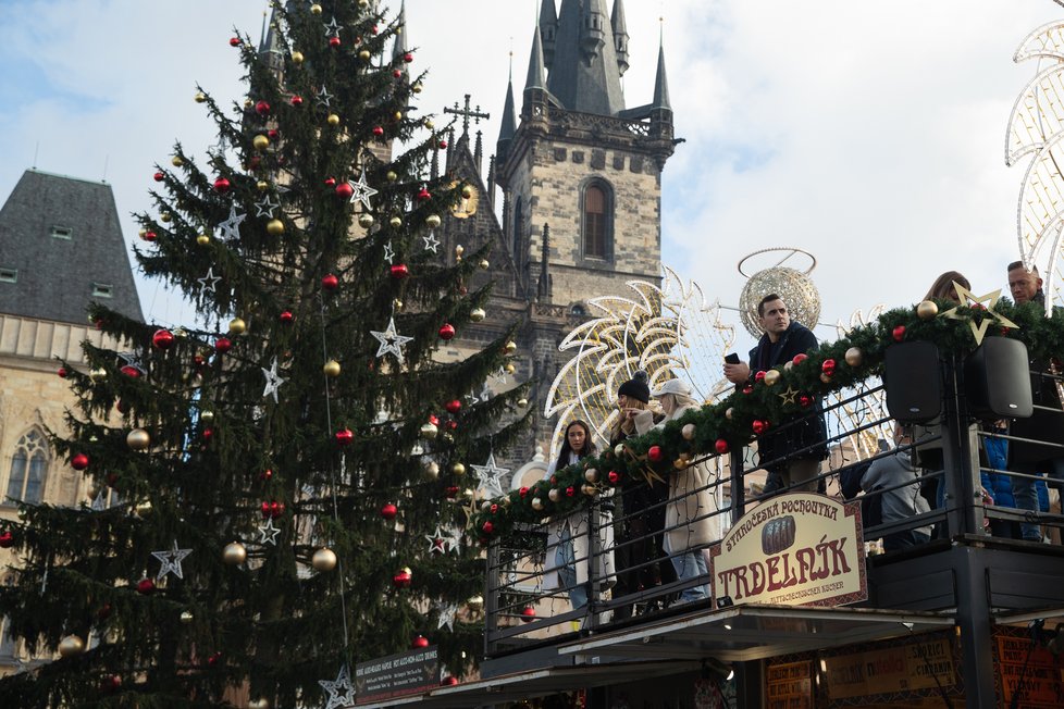 První adventní víkend vzali Pražané vánoční trhy útokem. Takto to vypadalo poslední listopadovou sobotu na Staroměstském náměstí. (26. listopad)