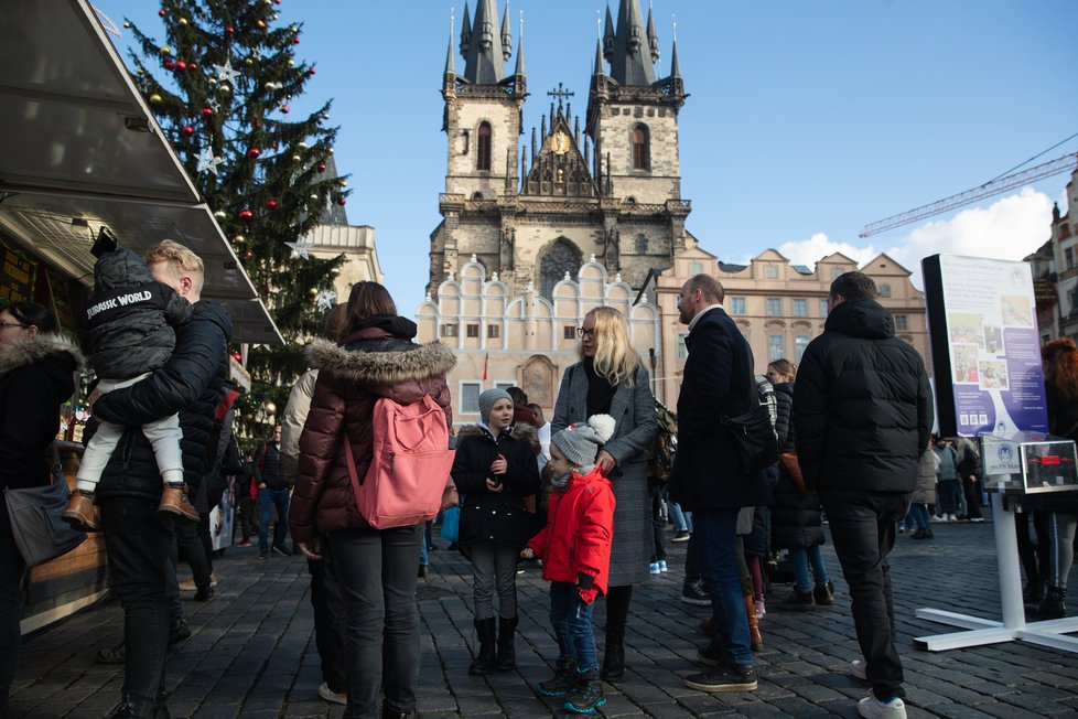 První adventní víkend vzali Pražané vánoční trhy útokem. Takto to vypadalo poslední listopadovou sobotu na Staroměstském náměstí. (26. listopad)