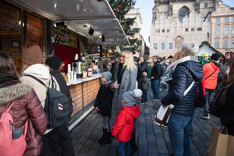 První adventní víkend vzali Pražané vánoční trhy útokem. Takto to vypadalo poslední listopadovou sobotu na Staroměstském náměstí. (26. listopad)