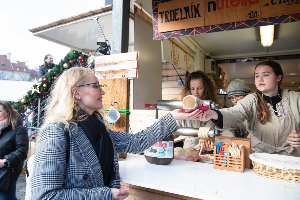 První adventní víkend vzali Pražané vánoční trhy útokem. Takto to vypadalo poslední listopadovou sobotu na Staroměstském náměstí. (26. listopad)