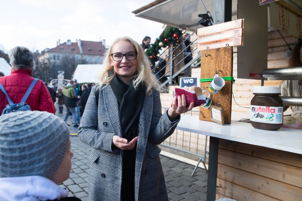 První adventní víkend vzali Pražané vánoční trhy útokem. Takto to vypadalo poslední listopadovou sobotu na Staroměstském náměstí. (26. listopad)