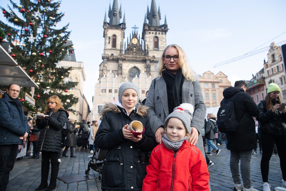 První adventní víkend vzali Pražané vánoční trhy útokem. Takto to vypadalo poslední listopadovou sobotu na Staroměstském náměstí. (26. listopad)