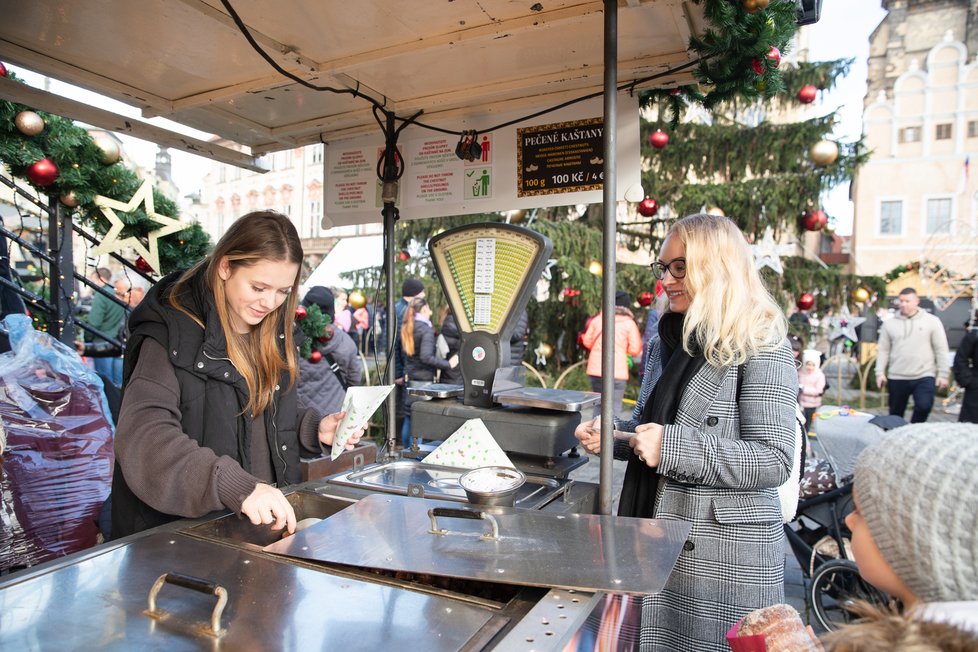 První adventní víkend vzali Pražané vánoční trhy útokem. Takto to vypadalo poslední listopadovou sobotu na Staroměstském náměstí. (26. listopad)