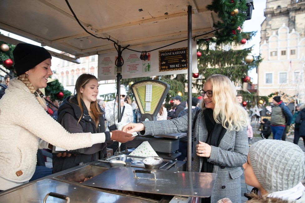 První adventní víkend vzali Pražané vánoční trhy útokem. Takto to vypadalo poslední listopadovou sobotu na Staroměstském náměstí. (26. listopad)