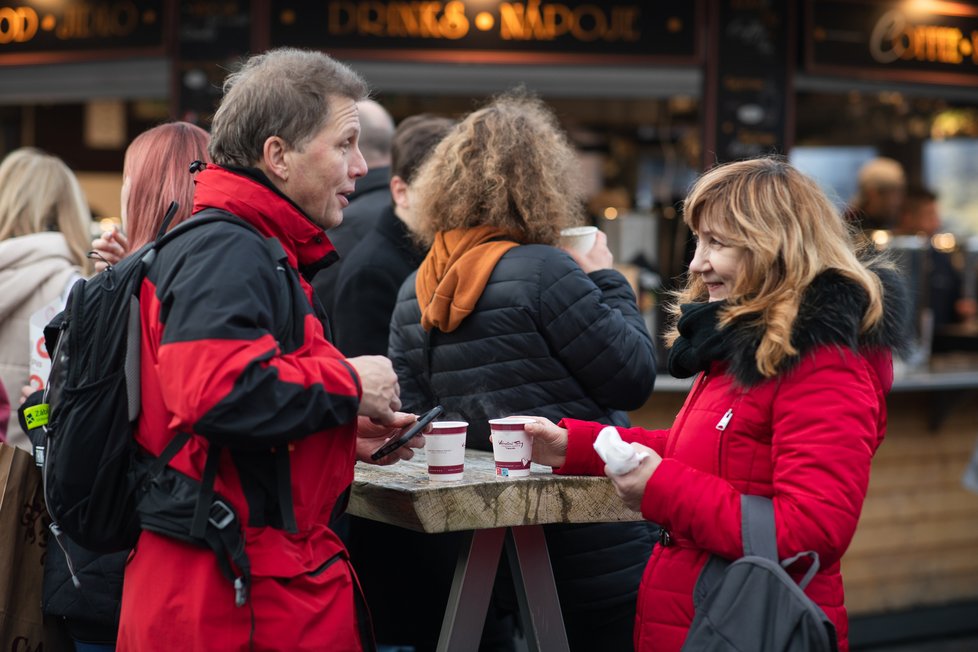 První adventní víkend vzali Pražané vánoční trhy útokem. Takto to vypadalo poslední listopadovou sobotu na Staroměstském náměstí. (26. listopad)