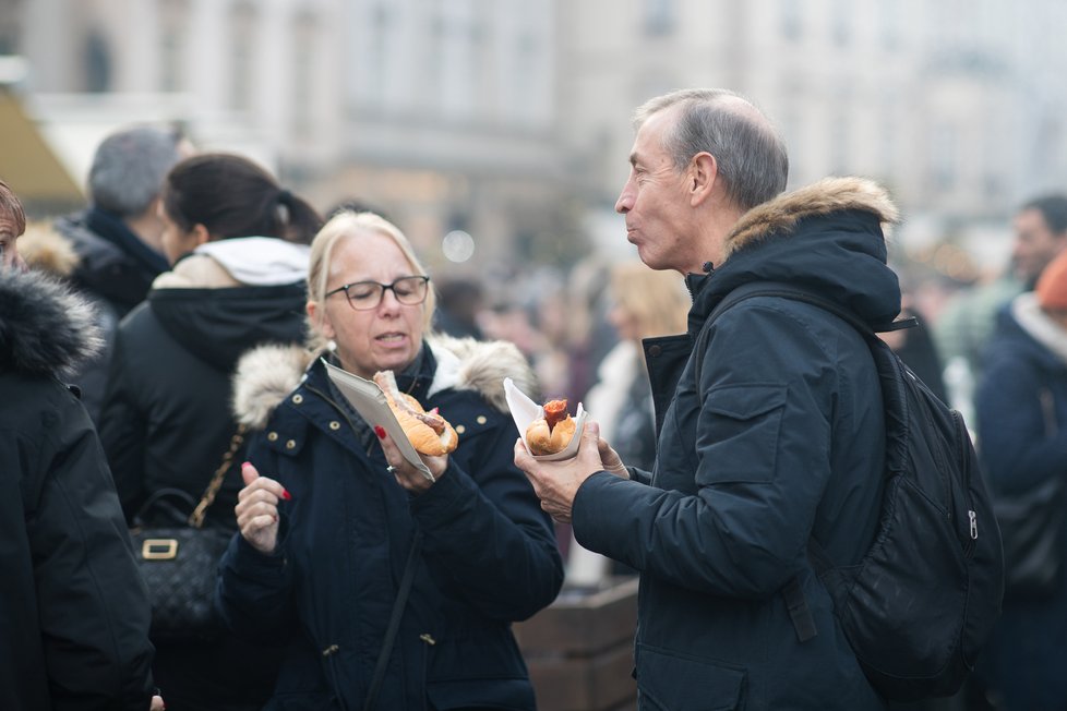 První adventní víkend vzali Pražané vánoční trhy útokem. Takto to vypadalo poslední listopadovou sobotu na Staroměstském náměstí. (26. listopad)