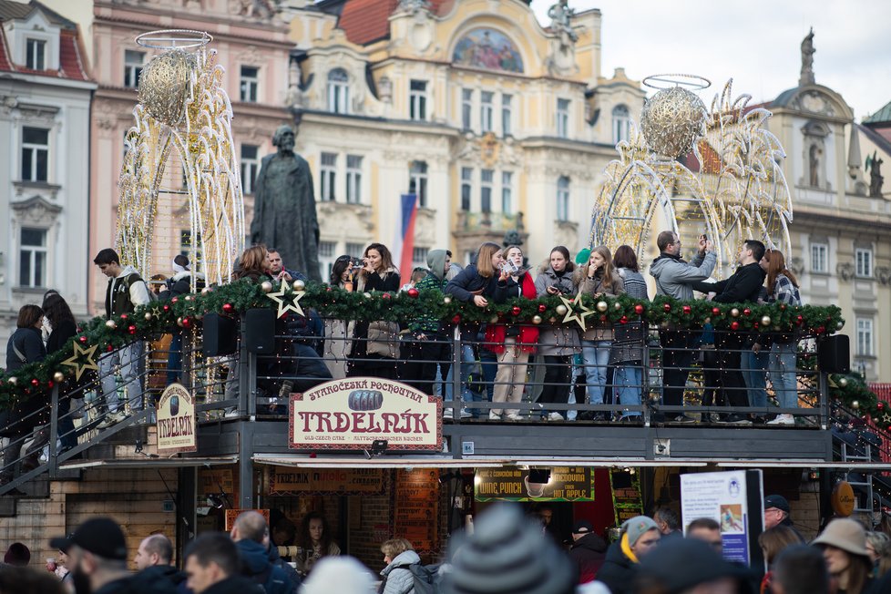 První adventní víkend vzali Pražané vánoční trhy útokem. Takto to vypadalo poslední listopadovou sobotu na Staroměstském náměstí. (26. listopad)