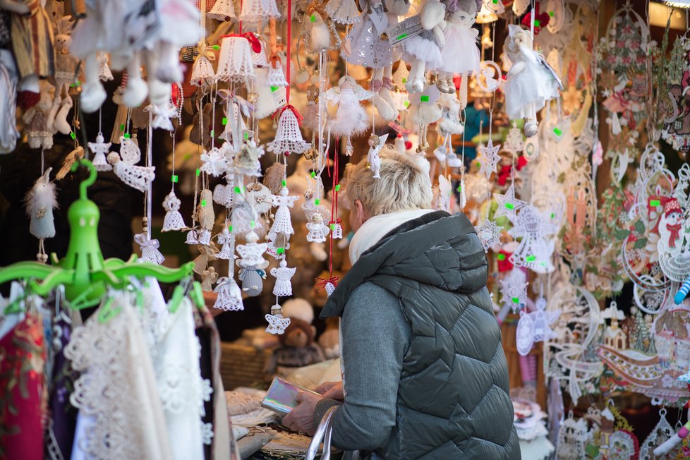 První adventní víkend vzali Pražané vánoční trhy útokem. Takto to vypadalo poslední listopadovou sobotu na Staroměstském náměstí. (26. listopad)