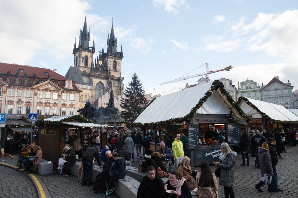 První adventní víkend vzali Pražané vánoční trhy útokem. Takto to vypadalo poslední listopadovou sobotu na Staroměstském náměstí. (26. listopad)