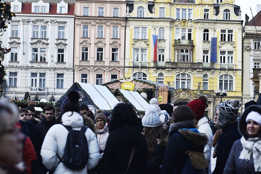 Takto to vypadá na vánočních trzích na Staroměstském náměstí