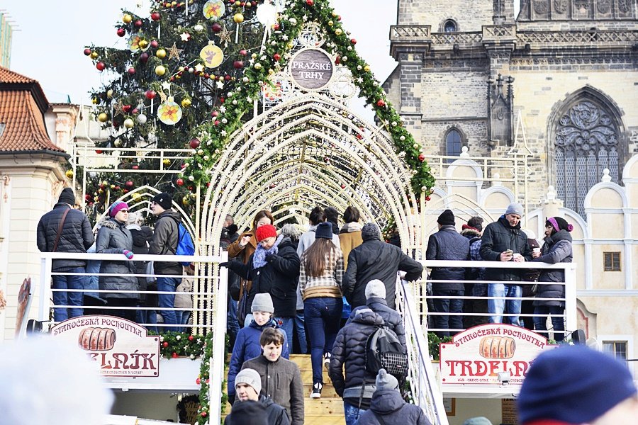 Takto to vypadá na vánočních trzích na Staroměstském náměstí.