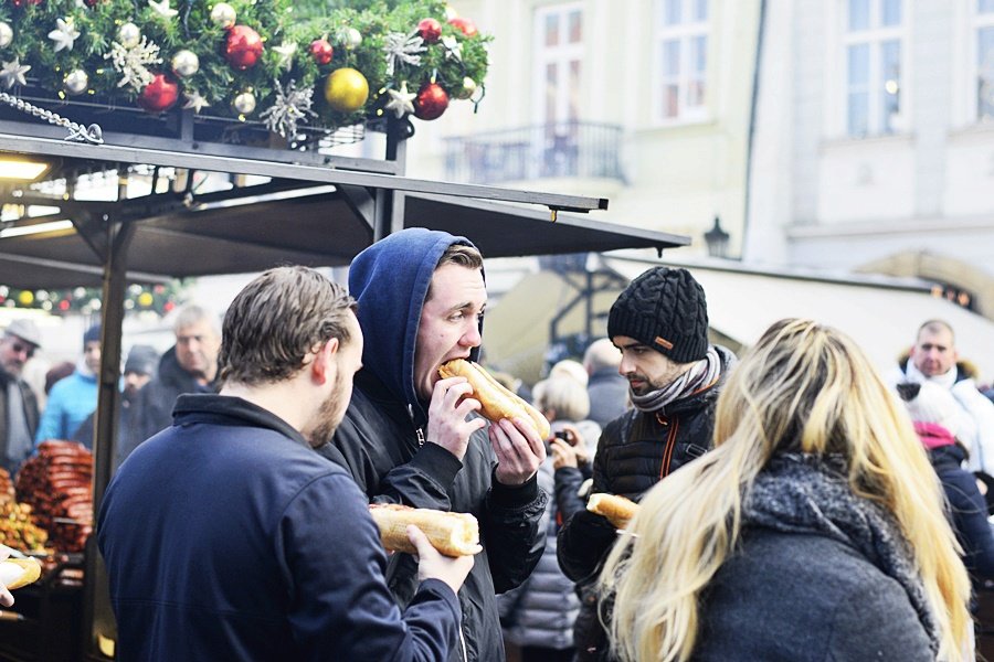 Takto to vypadá na vánočních trzích na Staroměstském náměstí