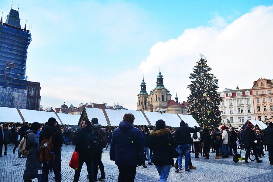 Takto to vypadá na vánočních trzích na Staroměstském náměstí