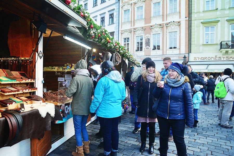 Takto to vypadá na vánočních trzích na Staroměstském náměstí